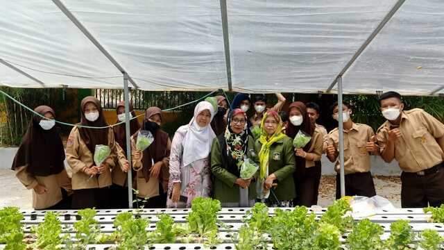 Budidaya Tanaman Hidroponik Sederhana di Halaman Sekolah