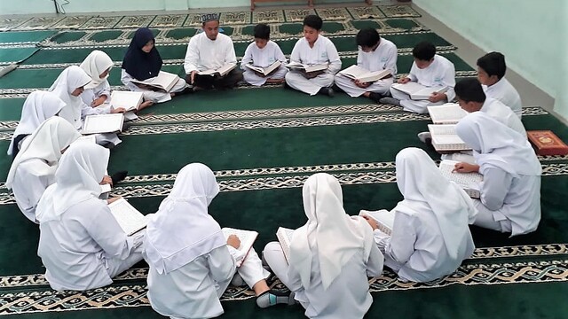 Peran SMP Islam dalam Membentuk Karakter Religius Siswa